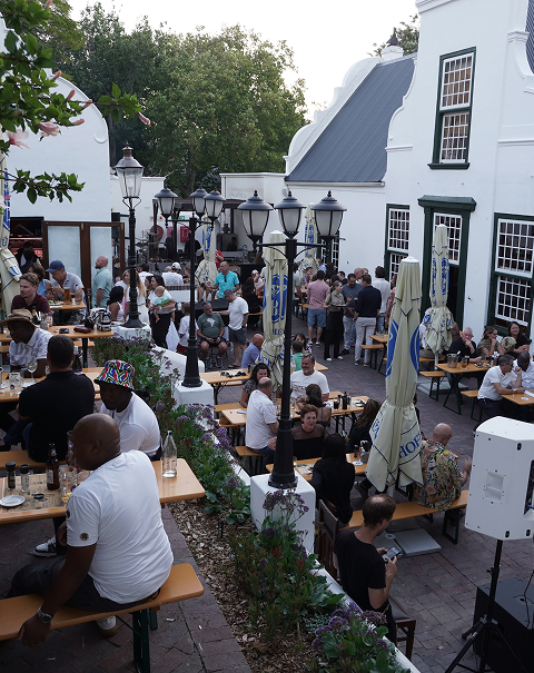 kroenendal-outside-seating